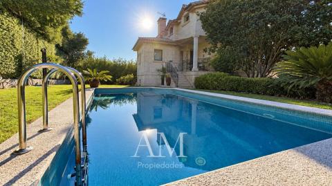CASA DE PIEDRA CON PISCINA Y JARDIN. LISTA PARA ENTRAR A VIVIR.