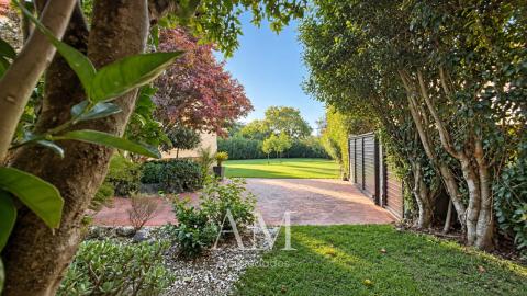 CASA DE PIEDRA CON PISCINA Y JARDIN. LISTA PARA ENTRAR A VIVIR.