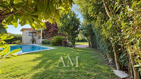 CASA DE PIEDRA CON PISCINA Y JARDIN. LISTA PARA ENTRAR A VIVIR.