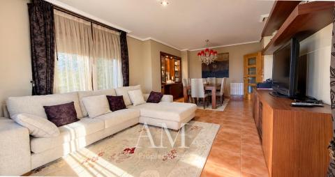 CASA DE PIEDRA CON PISCINA Y JARDIN. LISTA PARA ENTRAR A VIVIR.