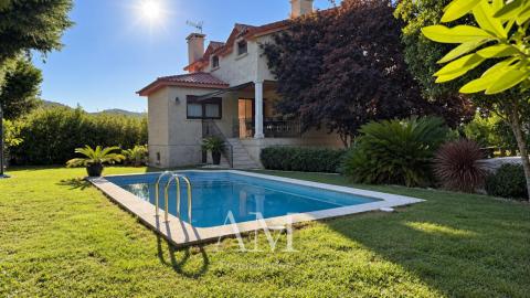 CASA DE PIEDRA CON PISCINA Y JARDIN. LISTA PARA ENTRAR A VIVIR.