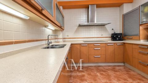 CASA DE PIEDRA CON PISCINA Y JARDIN. LISTA PARA ENTRAR A VIVIR.