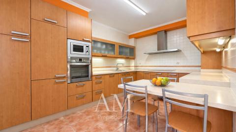 CASA DE PIEDRA CON PISCINA Y JARDIN. LISTA PARA ENTRAR A VIVIR.