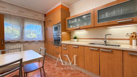CASA DE PIEDRA CON PISCINA Y JARDIN. LISTA PARA ENTRAR A VIVIR.