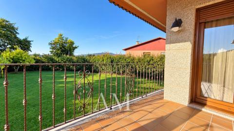 CASA DE PIEDRA CON PISCINA Y JARDIN. LISTA PARA ENTRAR A VIVIR.