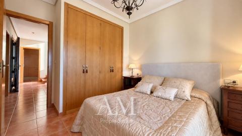 CASA DE PIEDRA CON PISCINA Y JARDIN. LISTA PARA ENTRAR A VIVIR.