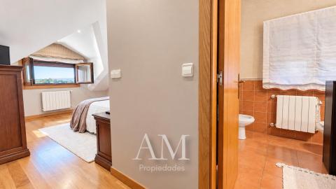 CASA DE PIEDRA CON PISCINA Y JARDIN. LISTA PARA ENTRAR A VIVIR.