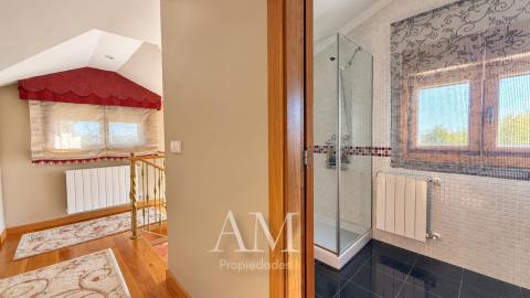 CASA DE PIEDRA CON PISCINA Y JARDIN. LISTA PARA ENTRAR A VIVIR.