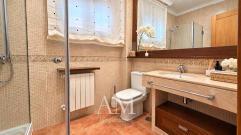 CASA DE PIEDRA CON PISCINA Y JARDIN. LISTA PARA ENTRAR A VIVIR.