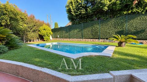 CASA DE PIEDRA CON PISCINA Y JARDIN. LISTA PARA ENTRAR A VIVIR.