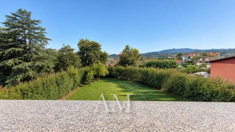 CASA DE PIEDRA CON PISCINA Y JARDIN. LISTA PARA ENTRAR A VIVIR.
