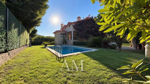 CASA DE PIEDRA CON PISCINA Y JARDIN. LISTA PARA ENTRAR A VIVIR.