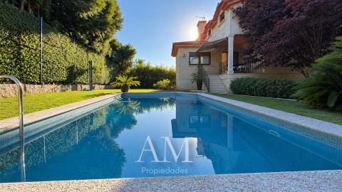 CASA DE PIEDRA CON PISCINA Y JARDIN. LISTA PARA ENTRAR A VIVIR.