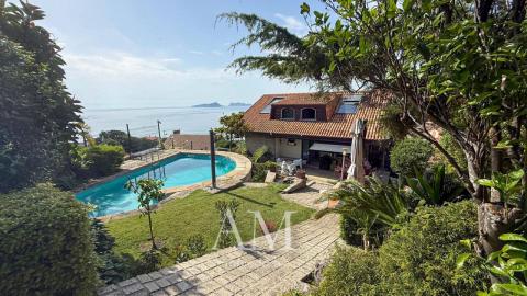 CHALET MUY EXCLUSIVO CON ESPECTACULARES VISTAS AL MAR, LAS PLAYAS Y LAS ISLAS CIES.CALIDAD Y PRIVACIDAD.