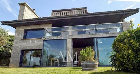 CHALET MUY EXCLUSIVO CON ESPECTACULARES VISTAS AL MAR, LAS PLAYAS Y LAS ISLAS CIES.CALIDAD Y PRIVACIDAD.