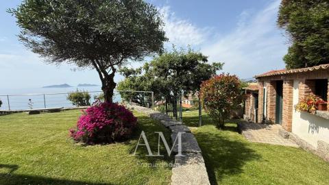 CHALET MUY EXCLUSIVO CON ESPECTACULARES VISTAS AL MAR, LAS PLAYAS Y LAS ISLAS CIES.CALIDAD Y PRIVACIDAD.