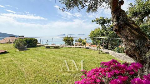 CHALET MUY EXCLUSIVO CON ESPECTACULARES VISTAS AL MAR, LAS PLAYAS Y LAS ISLAS CIES.CALIDAD Y PRIVACIDAD.