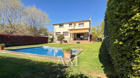 CHALET VISTAS A LA MONTAÑA, PISCINA Y PARCELA DE 1095 M2  EN ZAMANES - VIGO. INCLUYE PARCELA COLINDANTE 450 M2