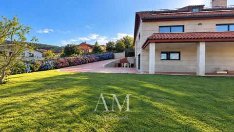 CHALET EN DONAS CON VISTAS ABIERTAS AL VALLE MIÑOR Y A LAS MONTAÑAS PARCELA DE 835 M² · PRIVACIDAD Y TRANQUILIDAD. AMPLIAS TERRAZAS.