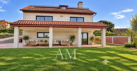 CHALET EN DONAS CON VISTAS ABIERTAS AL VALLE MIÑOR Y A LAS MONTAÑAS PARCELA DE 835 M² · PRIVACIDAD Y TRANQUILIDAD. AMPLIAS TERRAZAS.