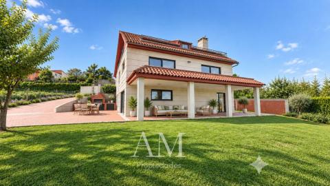 CHALET EN DONAS CON VISTAS ABIERTAS AL VALLE MIÑOR Y A LAS MONTAÑAS PARCELA DE 835 M² · PRIVACIDAD Y TRANQUILIDAD. AMPLIAS TERRAZAS.