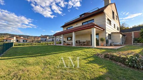 CHALET EN DONAS CON VISTAS ABIERTAS AL VALLE MIÑOR Y A LAS MONTAÑAS PARCELA DE 835 M² · PRIVACIDAD Y TRANQUILIDAD. AMPLIAS TERRAZAS.
