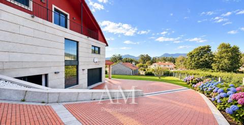 CHALET EN DONAS CON VISTAS ABIERTAS AL VALLE MIÑOR Y A LAS MONTAÑAS PARCELA DE 835 M² · PRIVACIDAD Y TRANQUILIDAD. AMPLIAS TERRAZAS.