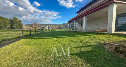 CHALET EN DONAS CON VISTAS ABIERTAS AL VALLE MIÑOR Y A LAS MONTAÑAS PARCELA DE 835 M² · PRIVACIDAD Y TRANQUILIDAD. AMPLIAS TERRAZAS.