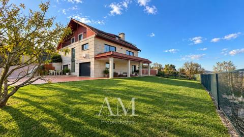 CHALET EN DONAS CON VISTAS ABIERTAS AL VALLE MIÑOR Y A LAS MONTAÑAS PARCELA DE 835 M² · PRIVACIDAD Y TRANQUILIDAD. AMPLIAS TERRAZAS.