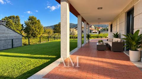 CHALET EN DONAS CON VISTAS ABIERTAS AL VALLE MIÑOR Y A LAS MONTAÑAS PARCELA DE 835 M² · PRIVACIDAD Y TRANQUILIDAD. AMPLIAS TERRAZAS.