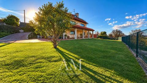 CHALET EN DONAS CON VISTAS ABIERTAS AL VALLE MIÑOR Y A LAS MONTAÑAS PARCELA DE 835 M² · PRIVACIDAD Y TRANQUILIDAD. AMPLIAS TERRAZAS.