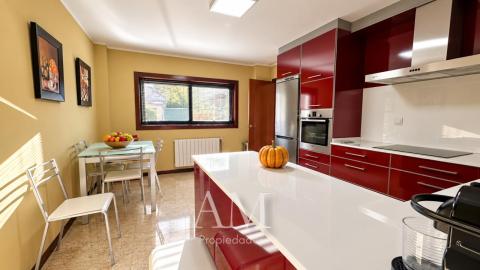 CHALET EN DONAS CON VISTAS ABIERTAS AL VALLE MIÑOR Y A LAS MONTAÑAS PARCELA DE 835 M² · PRIVACIDAD Y TRANQUILIDAD. AMPLIAS TERRAZAS.