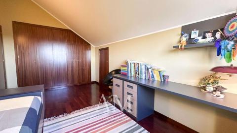 CHALET EN DONAS CON VISTAS ABIERTAS AL VALLE MIÑOR Y A LAS MONTAÑAS PARCELA DE 835 M² · PRIVACIDAD Y TRANQUILIDAD. AMPLIAS TERRAZAS.