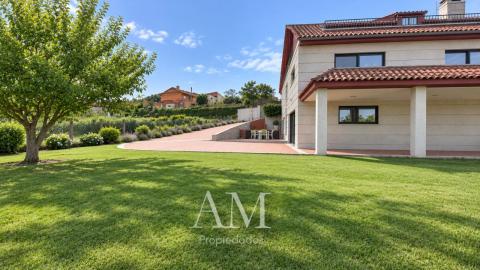 CHALET EN DONAS CON VISTAS ABIERTAS AL VALLE MIÑOR Y A LAS MONTAÑAS PARCELA DE 835 M² · PRIVACIDAD Y TRANQUILIDAD. AMPLIAS TERRAZAS.