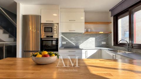 CHALET A PIE DE PLAYA EN HIO, TERRAZA CON VISTAS PANORAMICAS Y JARDIN, AEROTERMIA Y SUELO RADIANTE