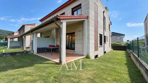CHALET A PIE DE PLAYA EN HIO, TERRAZA CON VISTAS PANORAMICAS Y JARDIN, AEROTERMIA Y SUELO RADIANTE