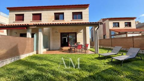 CHALET A PIE DE PLAYA EN HIO, TERRAZA CON VISTAS PANORAMICAS Y JARDIN, AEROTERMIA Y SUELO RADIANTE