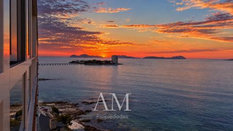 ATICO  CON  VISTAS PANORAMICAS A LAS PLAYAS Y A LAS ISLAS CIES. A PIE DE PLAYA. REFORMADO INTEGRAMENTE. ATARDECERES UNICOS Y ESPECTACULARES