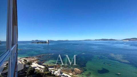 ATICO  CON  VISTAS PANORAMICAS A LAS PLAYAS Y A LAS ISLAS CIES. A PIE DE PLAYA. REFORMADO INTEGRAMENTE. ATARDECERES UNICOS Y ESPECTACULARES