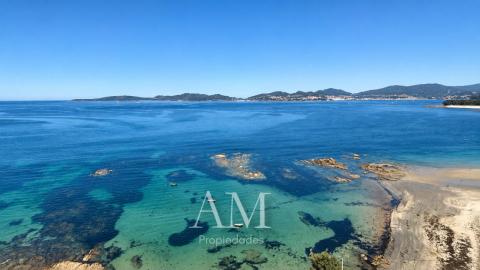 ATICO  CON  VISTAS PANORAMICAS A LAS PLAYAS Y A LAS ISLAS CIES. A PIE DE PLAYA. REFORMADO INTEGRAMENTE. ATARDECERES UNICOS Y ESPECTACULARES