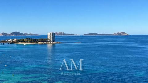 ATICO  CON  VISTAS PANORAMICAS A LAS PLAYAS Y A LAS ISLAS CIES. A PIE DE PLAYA. REFORMADO INTEGRAMENTE. ATARDECERES UNICOS Y ESPECTACULARES