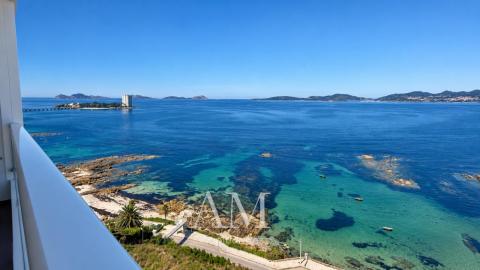 ATICO  CON  VISTAS PANORAMICAS A LAS PLAYAS Y A LAS ISLAS CIES. A PIE DE PLAYA. REFORMADO INTEGRAMENTE. ATARDECERES UNICOS Y ESPECTACULARES