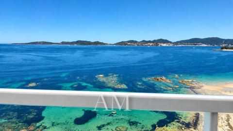ATICO  CON  VISTAS PANORAMICAS A LAS PLAYAS Y A LAS ISLAS CIES. A PIE DE PLAYA. REFORMADO INTEGRAMENTE. ATARDECERES UNICOS Y ESPECTACULARES