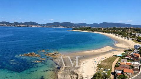 ATICO  CON  VISTAS PANORAMICAS A LAS PLAYAS Y A LAS ISLAS CIES. A PIE DE PLAYA. REFORMADO INTEGRAMENTE. ATARDECERES UNICOS Y ESPECTACULARES