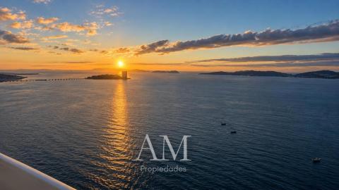 ATICO  CON  VISTAS PANORAMICAS A LAS PLAYAS Y A LAS ISLAS CIES. A PIE DE PLAYA. REFORMADO INTEGRAMENTE. ATARDECERES UNICOS Y ESPECTACULARES