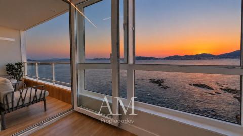 ATICO  CON  VISTAS PANORAMICAS A LAS PLAYAS Y A LAS ISLAS CIES. A PIE DE PLAYA. REFORMADO INTEGRAMENTE. ATARDECERES UNICOS Y ESPECTACULARES