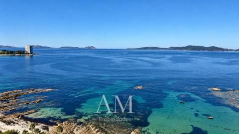 ATICO  CON  VISTAS PANORAMICAS A LAS PLAYAS Y A LAS ISLAS CIES. A PIE DE PLAYA. REFORMADO INTEGRAMENTE. ATARDECERES UNICOS Y ESPECTACULARES