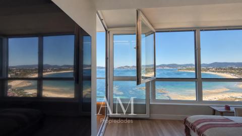 ATICO  CON  VISTAS PANORAMICAS A LAS PLAYAS Y A LAS ISLAS CIES. A PIE DE PLAYA. REFORMADO INTEGRAMENTE. ATARDECERES UNICOS Y ESPECTACULARES