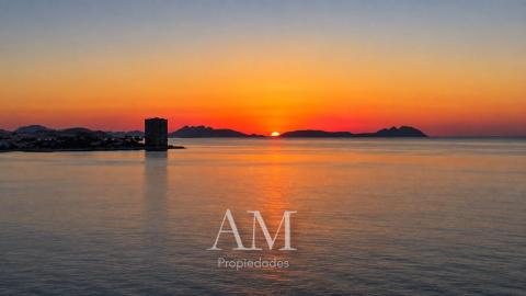 ATICO  CON  VISTAS PANORAMICAS A LAS PLAYAS Y A LAS ISLAS CIES. A PIE DE PLAYA. REFORMADO INTEGRAMENTE. ATARDECERES UNICOS Y ESPECTACULARES