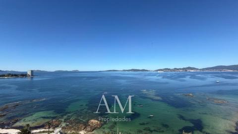 ATICO  CON  VISTAS PANORAMICAS A LAS PLAYAS Y A LAS ISLAS CIES. A PIE DE PLAYA. REFORMADO INTEGRAMENTE. ATARDECERES UNICOS Y ESPECTACULARES